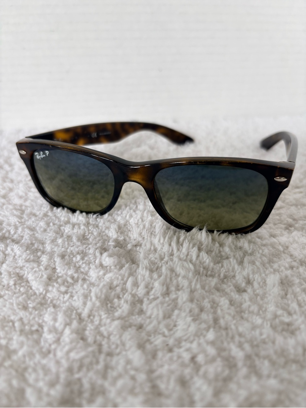 Ray-Ban New Wayfarer Classic
Tortoise Frame with Polarized Green Lenses RB 2132 - Picture 3 of 15